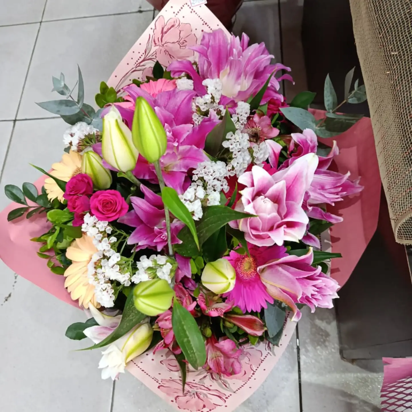 Buquê colorido com lílios rosas, tulipas e gerberas