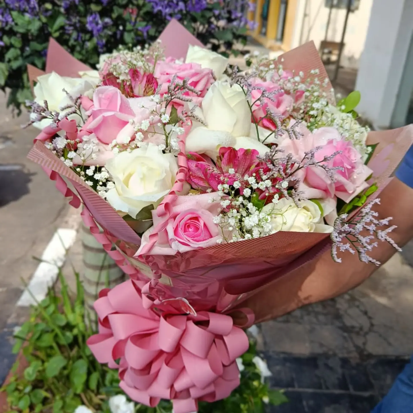 Buquê de rosas brancas e rosas com laço de cetim rosa
