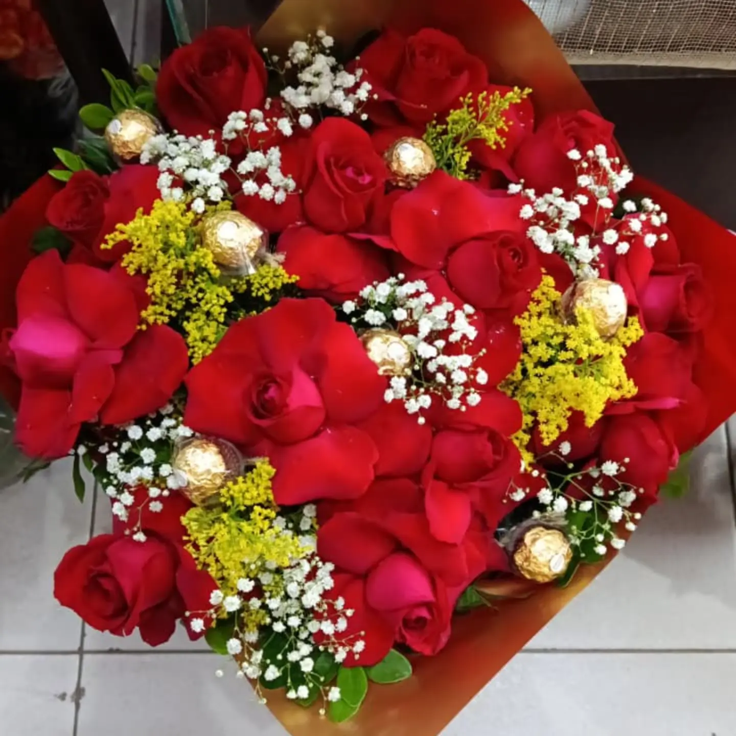 Buquê de rosas vermelhas com chocolates Ferrero Rocher