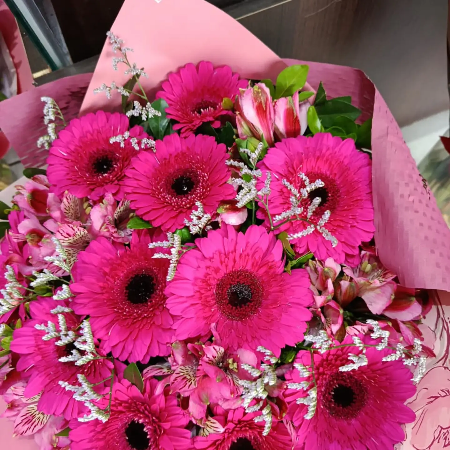 Gerberas rosa pink com astromélias em embalagem rosa