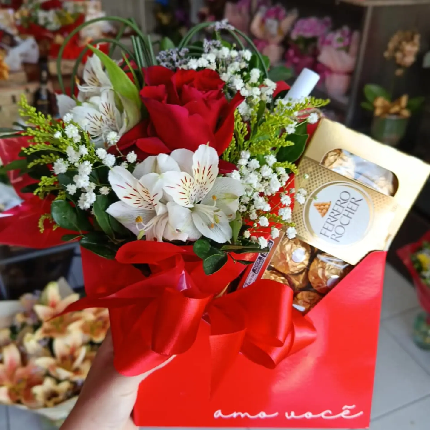 Buquê de rosas vermelhas com astromélias e Ferrero Rocher