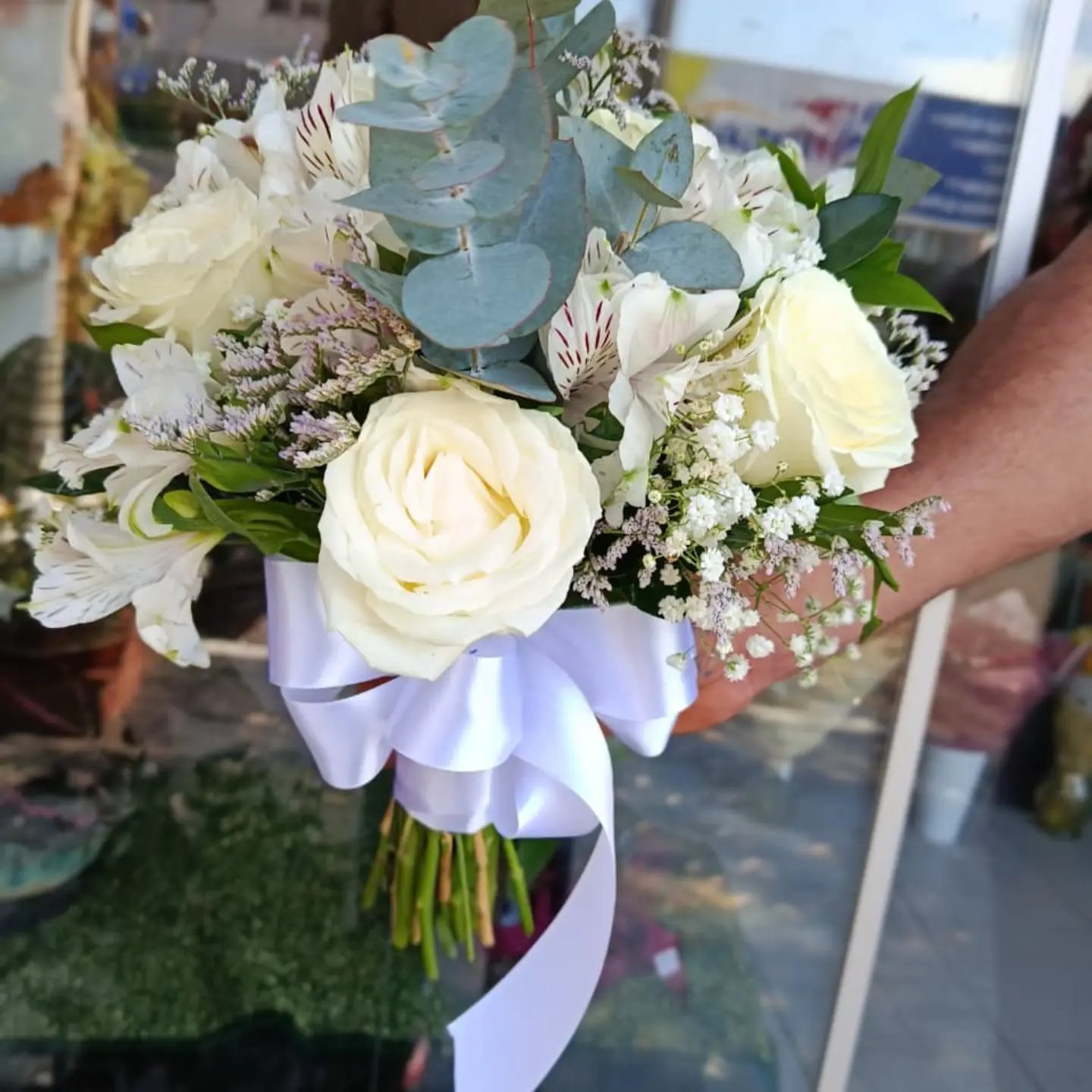 Buquê de noiva com rosas brancas e laço de cetim branco