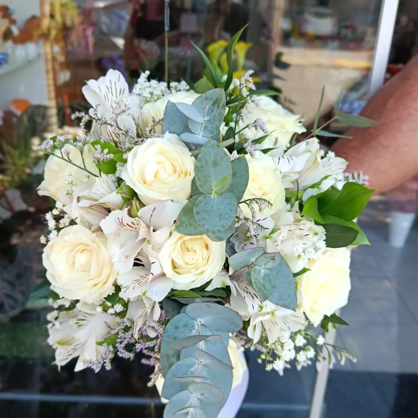 Buquê de rosas brancas, astromélias e eucalipto
